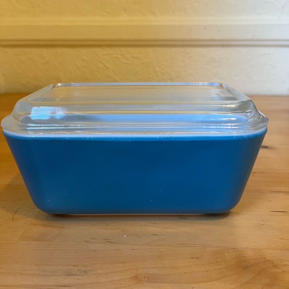 Vintage Pyrex Medium Refrigerator Jar w Lid in Blue - Picture 3 of 16